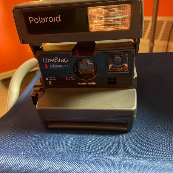 I have 2 Polaroid cameras available - Picture 4 of 4